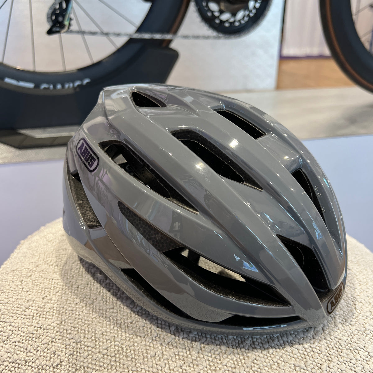 abus fahrradhelm grau Stormchaser Race Grey S-M – Garage Sale Category:Fahrräder Diamant Achat Komfort - Wähle Deine Farbe:Flash Black-Neon-Yel Matt